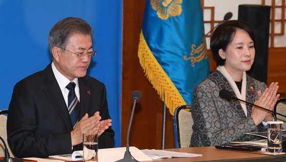 박수 치는 문재인 대통령(왼쪽)과 유은혜 부총림 겸 교육부 장관.       [청와대 사진기자단]