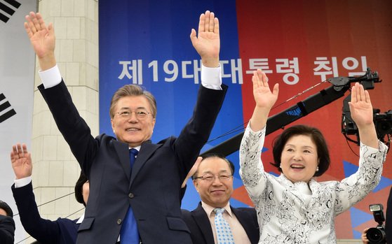 2017년 5월 10일 대통령 취임식을 마치고 손을 들어 인사하는 문재인(왼쪽) 대통령과 김정숙 여사. 문 대통령은 "기회는 균등하고 과정은 공정하며 결과는 정의로울 것"이라고 역설해왔다. [연합뉴스]
