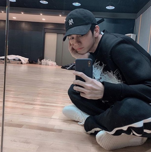 Wanna One Ong Actor has revealed its latest status.On the 20th, Ong Actor posted a picture with his article U? X?X through his instagram.In the open photo, Ong Actor sits staring at the mirror in a training suit.Especially since he is in the choreography practice room, it is presumed that Wanna One Concert is in preparation.Meanwhile, Wanna One will hold the last Concert 2019 Wanna One Concert Therefore at the Gocheok Sky Dome in Seoul from the 24th to the 27th.