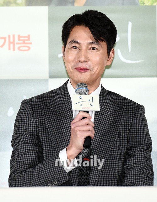 Innocent Witness Jung Woo-sung told me about the background of participating in the work.Actor Jung Woo-sung, Kim Hyang Gi and Lee Han attended the premiere of the movie Innocent Witness at Lotte Cinema at the entrance of Seoul on the afternoon of the 21st.Jung Woo-sung said, I did not need a special resolution. When I read the scenario, the feelings that Ji-woo and Sunho shared, and the feelings that I shared with my father were really warm.When I felt the warmth and covered the scenario, it seemed that I was healed. It seems to be a work that is contrary to the work I have done in the past few years and can feel the leisure to care for human beings.I wanted to shoot right away, he said. I wanted to express the feelings I felt while meeting Ji-woo on the filming site. Innocent Witness is a story about a lawyer Sun-ho, who has to prove the innocence of a leading suspect, as he meets Ji-woo, an autistic girl who is the only witness to the scene of the incident.It will be released in February.
