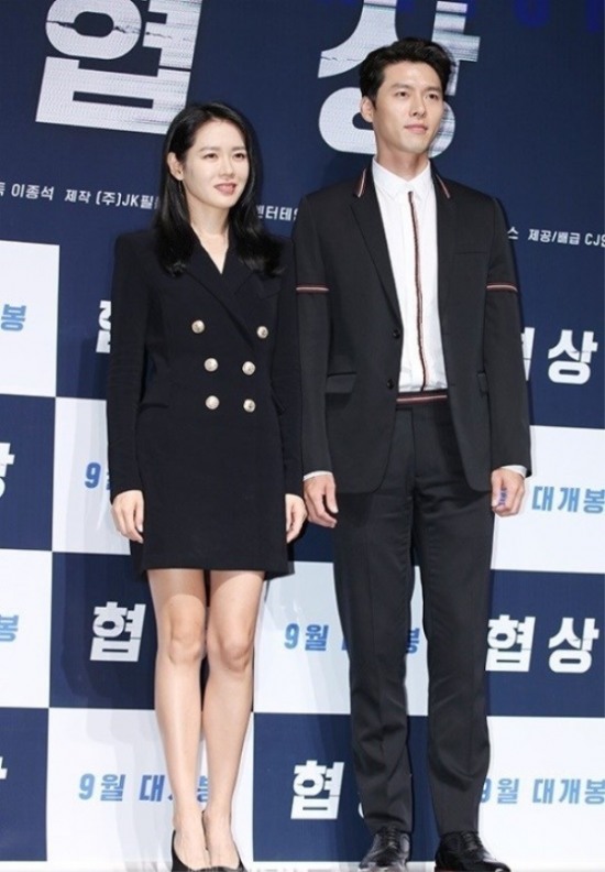 Hyun Bin, who played the second romance rumor with actor Son Ye-jin, denied this.Hyun Bin and Son Ye-jin met with their acquaintances during their stay in United States of America, said VAST Entertainment, a subsidiary of the company, on the afternoon of the 21st. They were together, but they were famous, so I think they were photographed.On this day, an online community posted a picture of two people who appeared to be Hyun Bin and Son Ye-jin shopping at the mart.Netizens speculated that Hyun Bin and Son Ye-jin were dating.Earlier, the two had a romance rumor with rumors that they had met together at the United States of America.At that time, Hyun Bin and Son Ye-jin said that they had left for United States of America on their own schedule when the first romance rumor was announced.However, as the recently posted photos acted as the basis of the romance rumor, public opinion about the friendship became even bigger.Meanwhile, Hyun Bin and Son Ye-jin worked together as the main characters in the movie Negotiations, which was released last year.