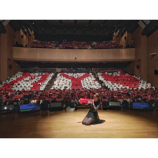Park Min-young has completed a successful fan meeting.Actor Park Min-young agency Tree Ectus reported on Park Min-youngs Taipei fan meeting on the official Instagram on January 20.My agency said, Mignon First Fan Meeting in Taipei I had a warm and happy time thanks to you!Thank you all.Oh, a surprise prepared by private actor for fans! 2019 Park Min-young season gritting will be available online later!Mignon has made a lot of effort for fans and has prepared enough sales proceeds for the season gritting will be donated in full, so please wait a little. The photo was taken by fans and Park Min-young at the fan meeting site.Park Min-young poses in front of his initials MY card section