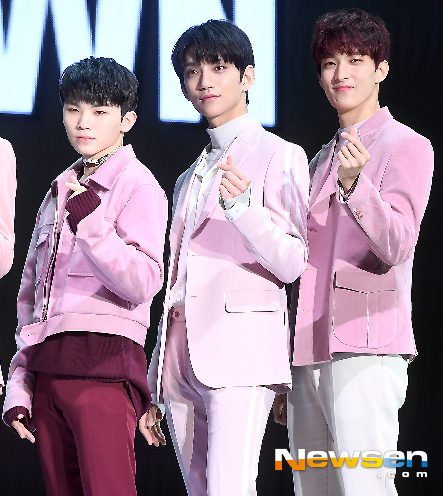 The showcase for the release of the group Seventeens mini 6th album, YOU MADE MY DAWN (Yum Mai Dawn), was held at the Olympic Hall in Olympic Park, Songpa-gu, Seoul, on the afternoon of January 21.Seventeen (Hosh, June, Diet, Dino, Uji, Jung Han, Joshua, DK, Seung Kwan, Escoops, Won Woo, Min Kyu and Vernon) pose on the day.Seventeens mini 6th album contains 6 songs, including the title songs Home, Good to Me and Breathing Tea, and fans are expecting various songs such as vocals, hip-hop, and performance units Holding, Chili and Shhh.Jung Yoo-jin