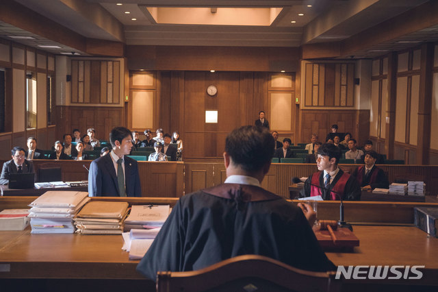 Actor Jung Woo-sung, 46, said about the movie Innocent Witness at the entrance of Lotte Cinema Counter in Seoul on the 21st.Director Lee Han (49) and Actor Kim Hyang Gi (19) sat down together.Director Lee, who directed the films Love Novels (2002), Punch (2011), Elegant Lies (2014) and My Brother Thinking (2015), caught megaphones.It is a story unfolded when a lawyer, Jung Woo-sung, who decided to break down his beliefs for a while and become a snob for reality, meets the autistic girl Ji-woo (Kim Hyang Gi), the only witness to the scene of the incident.Opened February 13.Jung Woo-sung is a lawyer who must prove the innocence of Murder suspect.Ji-woos question, Are you a good person? I am a person who is worried about what value to pursue in life.It was a question that could be thrown at me, so it was heavy and loud, and I did not control my feelings because Sunho had to be seen as a good person.I think I expressed my feelings most freely among the characters I have ever played, and there were times when I had to do the Chain Reactions that were made before, but Sunho did not have to.I Acted the Emotional Way, and I did a lot of Chain Reaction, Naturally.Ive known him for 17 years, Kim Hyang Gi said, Im very close. There was a difference in age in the play and actually there was no difference in generation.There was no difficulty communicating.Kim Hyang Gi, who plays the autistic girl Ji-woo, had a lot of trouble before filming.It was going to hurt if Friends like Ji-woo felt uncomfortable watching movies; it was a burden; there were a lot of worries about how to express it.I tried to express the natural Ji-woo as much as possible. I tried to faithfully act on the situation, the emotions of the moment.I started shooting, so the burden has disappeared a lot.I saw the scenario and moved my mind to the topic or character, he said. It is not commercial.I prepared to worry about whether I could tell the story of the scenario to the people living in the present generation. Its another youth story following Punch and Elegant Lies: When you make a movie, ask me if the 12, 13Murder children can understand.There arent so many movies these Friends can watch - I think I was influenced by the ones I saw at that time.Naturally, young Friends seem to be the main characters.