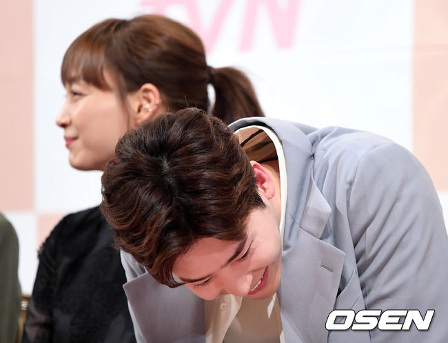 On the afternoon of the 21st, the TVN Saturday drama Romance is a separate book production presentation was held at the Imperial Palace Seoul Selena Hall in Gangnam-gu.Actor Lee Jong-suk gives shy smile after Confessions that Lee Na-youngs Fan