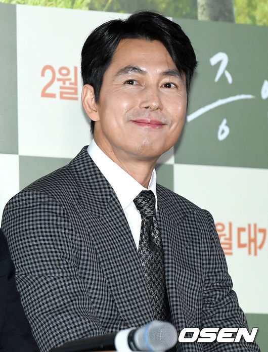 Actor Jung Woo-sung smiles at the premiere of the movie Witness (director Lee Han) at the entrance of Lotte Cinema Counter in Jayang-dong, Seoul on the afternoon of the 21st.