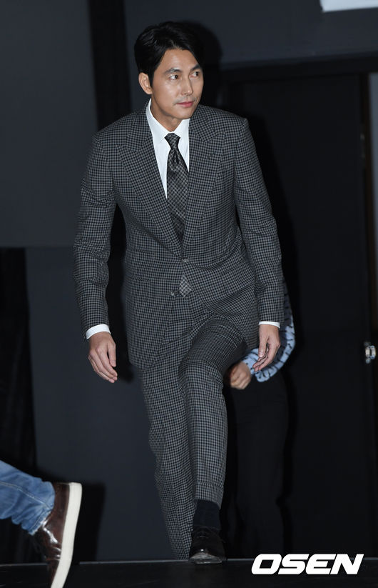 Actor Jung Woo-sung attends a media preview of the movie Witness (director Lee Han) at the entrance of Lotte Cinema Counter in Jayang-dong, Seoul on the afternoon of the 21st.