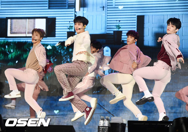 Seventeen is showing off a spectacular stage at the showcase commemorating the release of the boy group Seventeens sixth Mini album, YOU MADE MY DAWN (Yu Maid My Dawn), which was held at the Olympic Hall in Seoul Olympic Park on the afternoon of the 21st.