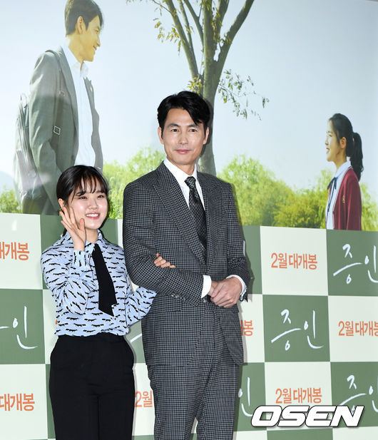 Actors Jung Woo-sung and Kim Hyang Gi attend a media preview of the movie Innocent Witness (director Lee Han) at the entrance of Lotte Cinema Counter in Jayang-dong, Seoul on the afternoon of the 21st.