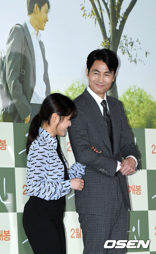 Actors Jung Woo-sung and Kim Hyang Gi attend a press preview of the movie Witness (director Lee Han) at the entrance of Lotte Cinema Counter in Jayang-dong, Seoul on the afternoon of the 21st.