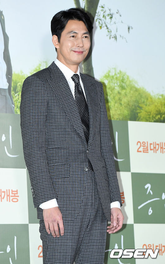 Actor Jung Woo-sung attends a media preview of the movie Witness (director Lee Han) at the entrance of Lotte Cinema Counter in Jayang-dong, Seoul on the afternoon of the 21st to take a photo time.