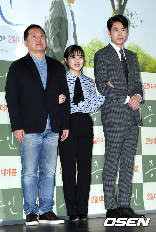Director Lee Han, actors Kim Hyang Gi and Jung Woo-sung (from left) attend a press preview of the movie Innocent Witness (director Lee Han) at the entrance of Lotte Cinema Counter in Jayang-dong, Seoul on the afternoon of the 21st.