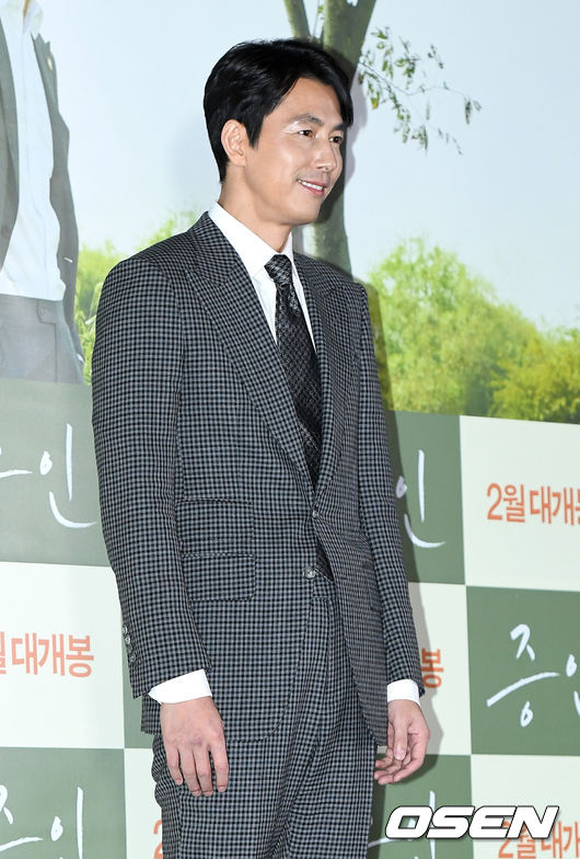 Jung Woo-sung, a smile thats just a smile Actor Jung Woo-sung attends a media preview of the movie Witness (director Lee Han) at the entrance of Lotte Cinema Counter in Jayang-dong, Seoul, on the afternoon of the 21st.