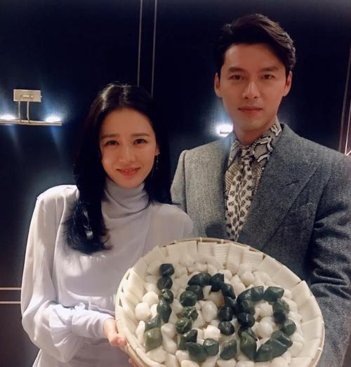 On the 21st, several photos of Hyun Bin and Son Ye-jin shopping at the mart were uploaded around Online.In the photo, Son Ye-jin is wearing a hat and dark costume, picking food, and Hyun Bin is wearing a hat and pulling a cart with food.Both of the agencies of Hyun Bin and Son Ye-jin said, We are checking the facts about the related photos, and we will reveal our position later.Son Ye-jin and Hyun Bin have been breathing in the movie Negotiations released last year.Witnesses have been posted on Online on the 9th, saying that they saw Hyun Bin and Son Ye-jin in United States of America Los Angeles (LA).At the time, one publisher posted and deleted Hyun Bin and Son Ye-jin played golf with Son Ye-jin parents and ate at a restaurant.At the time, Son Ye-jins agency, MS Team Entertainment, said, It is not true. Son Ye-jin is traveling alone. My parents are in Korea.It doesnt make sense that we ate together at United States of America, she said.VAST Entertainment, a subsidiary of the company, said, Hyun Bin is right to leave for United States of America.However, I am staying because of my overseas schedule. He emphasized, It is not a companion trip. The second romance rumor is gathering attention on what position the two sides will put forward.
