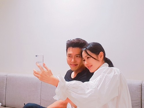 Interest was focused on actor Son Ye-jin (right) and Hyun Bin (left) who were engulfed in the second romance rumor.Son Ye-jin and Hyun Bin, who worked together in the movie Movie - The Negotation released last year, were the topic of the meeting itself.However, it turned out that two people appeared in the same work before Movie - The Negotiation.Son Ye-jin appeared in a cameo at the last episode of the popular drama Secret Garden which was the representative work of Hyun Bin and caused the national syndrome.Unfortunately, there is no screen where the two actors meet directly.Two people who met through Movie - The Negotiation afterwards.Son Ye-jin was the first Korean movie Movie - The Negotiation was the character, and Hyun Bin took the worst hostage-taker character ever, challenging the first villain of his life and showing perfect breathing.During the promotion of Movie - The Negotiation, the two attracted peoples attention with their affectionate looks.In particular, Son Ye-jin showed off his intimacy by releasing photos with Hyun Bin through his Instagram.Movie - The Negotation shooting scene in the eye of the honey falling in the eye of the son Ye-jin looking at the Hyun Bin was revealed to the public.I was more excited than I thought, said Hyun Bin, who was also active in the interview. There were many bright spots and a lot more eyes.So I had the expectation that I would like to act in a bright other work. I decided to appear in Movie - The Negotiation and met with Son Ye-jin several times. We have been leading in the office.I also spent time exchanging opinions about my own character while watching the scenario. However, on the 9th, there was a witness saying that he saw Hyun Bin and Son Ye-jin in United States of America Los Angeles (LA).At the time, one publisher posted and deleted Hyun Bin and Son Ye-jin played golf with Son Ye-jin parents and ate at a restaurant.When the romance rumor came up, Son Ye-jins agency, MS Team Entertainment, said, Its not true. Son Ye-jin is traveling alone. My parents are in Korea.It doesnt make sense that we ate together at United States of America, she said.VAST Entertainment, a subsidiary of the company, said, Hyun Bin is right to leave for United States of America.However, I am staying because of my overseas schedule. He emphasized, It is not a companion trip. The romance rumor seemed to be finished with Happening, but the controversy rekindled again as the photos of the two people spread online on the 21st.Inside the picture was Son Ye-jin, who wears a hat and dark costumes and picks food, and Hyun Bin, who is wearing a hat and pulling a cart with food.It is not an intimate appearance such as holding hands, but the romance rumor of two people is rising in the way of looking for a mart together.Both of the agencies of Hyun Bin and Son Ye-jin said, We are checking the facts about the related photos, and we will reveal our position later.