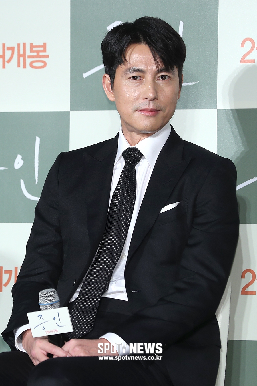 Jung Woo-sung of the movie Innocent Witness confessed that he decided to appear in a scenario that seemed to be healed.Jung Woo-sung made the announcement at the press distribution premiere of the movie Innocent Witness (director Lee Han) at the entrance of Lotte Cinema Counter in Seoul on the afternoon of the 21st.The film Innocent Witness is a drama about what happens when a lawyer Sun-ho (Jung Woo-sung), who decided to break down his beliefs for a while and become a snob for reality, meets Ji-woo (Kim Hyang-gi), the only witness in a lifetime trial.Jung Woo-sung commented on this work, I did not need any special resolutions. When I read the scenario, the feelings of Ji-woo and Sunho were so warm, and the feelings with my father were so warm.When I felt the warmth and read the scenario, I felt like I was healed. Jung Woo-sung, who has been showing intense characters in Asura, The King, Inland, and Steel Rain, confessed, I felt like I was just shooting when I covered the scenario, I felt like I was able to take care of myself in the inside of the human being, ...Jung Woo-sung added, I had a desire to meet Ji-woo on the filming site and read the scenario and feel and express my feelings again.The movie Innocent Witness will be released on February 13th.