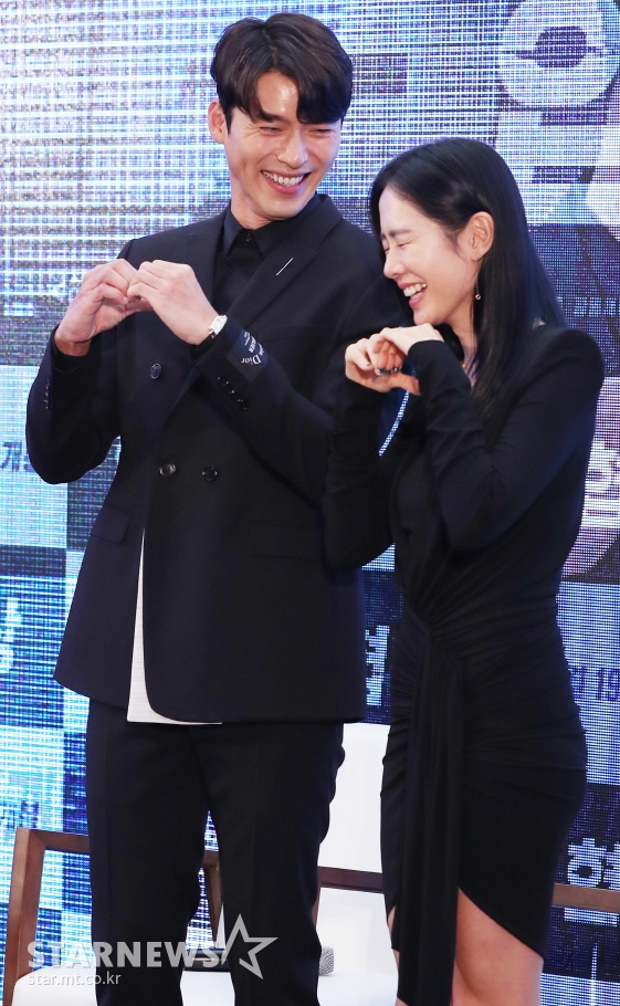 I knew about taking pictures.Same-age stars Hyun Bin, 37, and Son Ye-jin have again denied the romance rumor, although it has been roused.On the 21st, the romance romance romor of Hyun Bin and Son Ye-jin was resurfaced.It is only 11 days after the romance rumor came up with the sightings of two people in the 9th day United States of America Korean women community.This time, a photo of Hyun Bin and Son Ye-jin looking at a chapter together at a mart in United States of America spread through SNS.At the time, both Hyun Bin and Son Ye-jin explained, It is true that we went abroad, but devotion is never true.Same thing this time.Hyun Bin met with Son Ye-jin during his stay in United States of America and met him locally, said a VAST Entertainment official at the company. We went to United States of America and contacted each other.I was in the picture as if there were only two people in the scene, but there were acquaintances around me, he added. It is a close thing, but it is not at all.An acquaintance who spoke to Hyun Bin told a similar story.One acquaintance said, I knew that Hyun Bin was taking pictures, he said. I did not have any consciousness because I had many acquaintances around me and (Son Ye-jin) I was not in love.Meanwhile, Hyun Bin and Son Ye-jin first met with the movie Negotiations released last year.