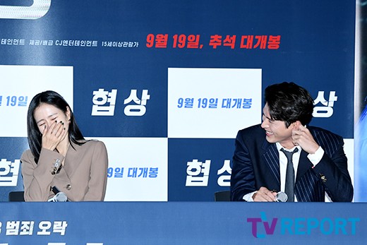 Mart dates by actor Hyun Bin and Son Ye-jin were captured and a second romance rumor was revealed.However, the two denied it as a best friend, not a couple.On the 21st, an official of the company of the Hyun Bin said, Hyun Bin and Son Ye-jin are close friends and contacted each other to know that they are United States of America.I also had friends, not a couple relationship, he said.Son Ye-jins agency also said, Son Ye-jin is currently in United States of America with his acquaintances.We found out that they were in United States of America and we met. We met with friends. Not between couples.Its a close relationship, he explained.Earlier this morning, the two people were revealed through online community.The picture of the United States of America Mart is captured by the picture, and suspicions have arisen that the two are not related.Especially, the romance rumor of the two people was raised once on the 10th, so this romance rumor also attracted hot attention and topics.At the time, the romance rumor also started with Online Community.It was posted that he saw Hyun Bin, Son Ye-jin, United States of America.The fact that the two people visited the golf course added a specific explanation that they ate with Son Ye-jins parents, raising credibility.But at the time, the two mens agency denied their devotion, saying, Its not true, its embarrassing.In particular, he denied the United States of America trip and finished the line.The second romance rumor, raised in 11 days after the first devotional wife, weighed on speculation that Hyun Bin and Son Ye-jin were not real couples.However, this time, the two agents denied it, saying it was not a couple.The United States of America sightings have also been concluded with the Happening of a best friend actor.