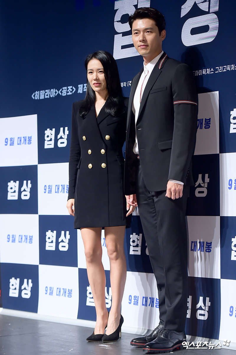 Related issues are reigniting as Hyun Bin and Son Ye-jin are once again engulfed in a romance rumor.On the 21st, various online communities and SNS showed photos of Hyun Bin and Son Ye-jin at a Mart in United States of America LA.The two people in the photo were walking around Mart in comfortable attire and modest appearance.Son Ye-jin was wearing a hat and sunglasses, and Hyun Bin was looking at the chapter, pulling a cart, and the look of not paying attention to the surroundings also caught his eye.When the photos were released, the publics reaction was hot: the names of Hyun Bin and Son Ye-jin were ranked at the top of each portal site search terms.As the photos gradually spread, the two companies said they were checking the facts.The public reaction is even hotter because the two have already been surrounded by a romance rumor.The pair were suspected of traveling together at United States of America on the 10th, which was also reported through an online Community sighting.The witness said the two were together at a golf course in United States of America.It was also talked about when he saw Hyun Bin eating with Son Ye-jin and Son Ye-jins parents.At that time, the two sides agencies emphasized that the facts were not true.A VAST entertainment official at Hyun Bins agency said, It is not true.It is true that I went to United States of America for overseas schedule, but the rumor with Son Ye-jin is not true. Son Ye-jins agency, MS Team Entertainment, said, I am traveling alone because I originally traveled alone. Son Ye-jins parents are currently in Korea. Before the romance rumor and the trip, the two men met with the smoke through the movie Negotiation which was released last September.At that time, the two people gathered topics of netizens with extraordinary chemistry.The first romance rumor was finished with Happening, but within a month, the romance rumor seems to be re-igniting as the United States of America sightings of the two are reported once again.The public is paying attention to whether this sighting will be finished with Happening.Photo = DB