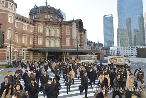 출근길의 직장인들(일본 도쿄역) [교도=연합뉴스 자료사진]
