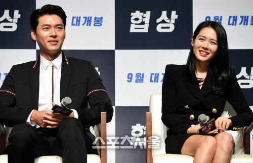 Actors Hyun Bin and Son Ye-jin denied the re-ignited romance in 11 days.In the first episode of the first episode, which had only witnessed the event, he dismissed the meeting, saying, I have never met each other. However, in the second episode, which was accompanied by a photo of the Mart, he explained, It was right to meet, but it was a place with friends.On the 21st, online community and SNS posted several photos of Hyun Bin and Son Ye-jin, who are looking at the market in a comfortable manner at a foreign Mart.The two people in the public photos were shopping with their hats and their faces covered.The netizens who watched this raised the voice of cheering as if they were confident of their devotion, saying, It suits you well, Is not it really dating, and How about a relationship?A quick response followed.On this day, Son Ye-jins agency, MS Team Entertainment, said, I visited Son Ye-jins acquaintance because he lived in United States of America and only met Hyun Bin when he knew that he was in United States of America.It is not a relationship, he dismissed the enthusiasm.In this regard, Hyun Bins agency VAST Entertainment also said, As a result of confirming to Hyun Bin himself, the enthusiasm is unfounded. I met for a while knowing that each other was staying in United States of America.I have a friendship and I have a good meal place. Hyun Bin and Son Ye-jin had a trip with LA on October 10, when they heard that Hyun Bin had a meal with Son Ye-jins parents at a golf course in United States of America.At the time, the two agents denied the meeting itself, saying, It is not true.On the other hand, Hyun Bin and Son Ye-jin, who were born in 1982, worked together in the movie Negotiation released last year.