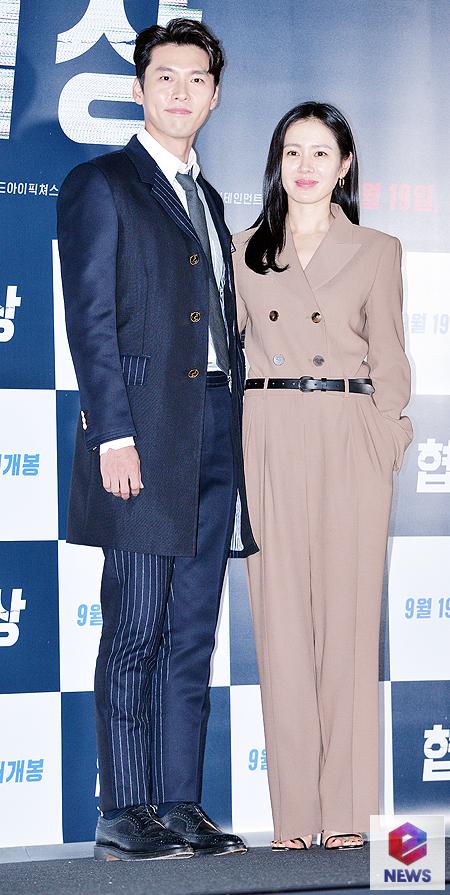 Is the two of them in a secret relationship, or is it between a mere friend?Hyun Bin and Son Ye-jin have reiterated the rumors of a romance that has erupted, reminding them of the process of the past song couple Song Joong-ki and Song Hye-kyos romance.On the 21st, photos of Hyun Bin and Son Ye-jin watching together in overseas marts were spread around SNS and online community.In the photo, the two did not have any physical contact, but they looked at the market with similar clothes.Hyun Bin said, I contacted and contacted the two people because they were close and knew that they were in United States of America.In Mart, where the photo was taken, he was with other acquaintances. It is misleading, but it is not a lover but a close friend. Prior to this, on the 10th, the two were surrounded by the United States of America travel and enthusiasm.At the time, the two sides explained that the United States of America, which had been posted on the online community, was not true.Some of the repeated enthusiasms are speculating that Hyun Bin and Son Ye-jin are on a similar level to the Song Song Couple.In the past, Song Joong-ki and Song Hye-kyo were found to have met several times abroad, but all denied that they had caught.However, the two of them had a wedding ceremony after a lot of enthusiasm.Some of them are excessive expansion interpretations, and some are focusing on close friends, while some are like Song Song Couple, are not you going to tell the marriage news soon.There is a growing interest in the future of Hyun Bin and Son Ye-jin.Photo: eNEWS DB