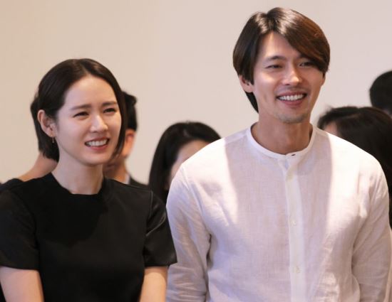 Actors Hyun Bin and Son Ye-jin denied the second episode, but there are suspicions that the two people are making similar moves with Song Hye-kyo and Song Joong-ki.On the 21st, an online Community posted photos of Hyun Bin and Son Ye-jin, who are believed to be overseas Marts.The photo shows two people wearing hats and enjoying a date with a Mart, a man dragging a cart and a woman looking at the products on the shelf.Since then, Hyun Bins agency VAST Entertainment has said through various media that Hyun Bin and Son Ye-jins enthusiasm is unfounded. The two people who have always been acquainted have met with their acquaintances during their stay in United States of America.There were not only two people but also several people in the Mart photo of the two people, the agency added.Earlier on the 10th, rumors of their romantic relationship had been raised. The online Community was told that Hyun Bin and Son Ye-jin had eaten at a restaurant with their parents.The two sides had said through their agency that they were unfounded.The reason is that netizens are suspicious of the relationship between the two, and they are similar to Song Joong-ki and Song Hye-kyo, who have denied their enthusiasm and married.Song Joong-ki and Song Hye-kyo couple were surrounded by rumors of their passion after they worked together through the KBS drama The Suns Descendants in 2016.In March of the same year, a witness story that two people enjoyed dating in New York, USA, spread through the online Community, but the two sides explained through their agency that it is a relationship that they met and ate together, not a lover relationship.The following year, suspicions that he enjoyed a trip in Bali, Indonesia, were raised, but the two men denied the enthusiasm again.However, in July of the same year, he announced his marriage and acknowledged his enthusiasm and raised his wedding march in October.Hyun Bin and Son Ye-jin, who were born in 1982, first met with each other through the movie Negotiations, which was released last September.The two played the opposite character, so there was no scene to face, but it was reported that they had made friendship with each other while promoting movies together.