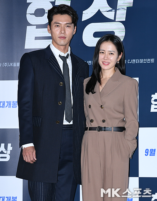 Actors Hyun Bin and Son Ye-jin denied the second episode of the episode, and the hot reaction of the netizens continued.On the 21st, the online community posted a picture of Hyun Bin and Son Ye-jin watching together at a foreign mart.In response, Hyun Bins agency VAST Entertainment dismissed the star as saying, It is true that actors Hyun Bin and Son Ye-jin have met locally while staying in United States of America, but they are not devotees.It was a meeting with several acquaintances, not just Hyun Bin and Son Ye-jin, who seemed to have been photographed separately because they were entertainers, he said.The acquaintance of Son Ye-jin resides in United States of America, said MS Team, a member of Son Ye-jins agency. It was to meet his acquaintances in United States of America, and he met with his acquaintances after hearing that Hyun Bin was in United States of America.This is the second time that the two people have been rumored to be in love. On the 10th, online stories of Hyun Bin and Son Ye-jins sightings in Los Angeles spread and rumors of their love affair were raised.At the time, the two sides said that the US travel story was not true. The post is a false witness and is now deleted.The netizens responded that they were marriage articles soon, should not they be dating, but they are really good together, I envy a good man and a woman, I just want to date! And I do not think it is a marriage article.online issue team