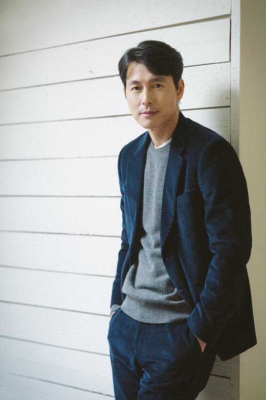 I didnt have much opportunity to ask.Actor Jung Woo-sung attended the movie Innocent Witness (director Lee Han-bae Lotte Entertainment) Interview held at a cafe in Samcheong-dong, Seoul on the morning of the 22nd.Jung Woo-sung played Yang Soon-ho, who had the opportunity to be promoted to a partner lawyer at a law firm in the movie Innocent Witness.He was in close contact with the autistic girl Ji-woo (Kim Hyang-gi), who made a new appearance last year with Innocent Witness following Steel Rain and Inlain.I read the scenario and I chose the movie because I was very satisfied with it, but I do not think it was conscious, but it was a movie that ignored the scale of commercial movies and excluded various elements.Many people seemed to have given me the emotions I felt, so I put my heart down. In the movie, Ji-woos question, Are you a good person?, And Sunho is speechless to Ji-woos question, which is clear without tea.Its a question that Ji-woo asks, but in the end it was about making it possible to look back, though it cant answer itself.I wanted you to feel it when there was warmth in it, which could see purity, and there was a calm lunacy in the sympathy they made. It was not awkward.Signes extérieurs de richesse, the expression of emotions in everyday life is much more Signes extérieurs de richesse.I was constantly nervous not to let my opponent know, but I didnt have to do it in front of Ji-woo, and it was nice to feel a lot more abundant and natural expressions.Innocent Witness made the decision right away to get a scenario.He said he thinks that other places are developed to fill the deficiency rather than prejudice against children with developmental disabilities.There may be problems of communication and life, but there are better parts in certain areas than many people.Theres an amazing part of their documentary, I didnt mean to, but I didnt see it often, but sometimes I think I saw it every time I saw it.He told his thoughts about the word good in light of the appearance of good uncle in the movie.You dont have to be a stupid good person, but at some point at home, theres a sense of lose if youre good in society.Thats a lot of stories. There were times when bad characters were attractive. Good people can be bored and lonely.But I think the subtle light that can keep it quiet and quiet is so beautiful and gentle that I have not had a chance to ask.Hes a child who grew up alone outside the system, and when hes in the system, hes asked about it in school, in the organization, in the way he does it, in the patterns of behavior within the upper and lower hierarchy.I feel sorry for coming out of school early, but I wanted to be a dignified me, a respected person because I had to protect myself alone.Then I had to look at the opponent without any prejudice or gaze when I looked at him. 