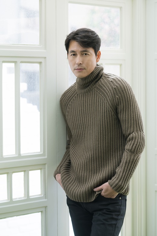 I feel a lot of responsibility.Actor Jung Woo-sung attended an Interview with the movie Witness (director Lee Han-bae Lotte Entertainment) held at a cafe in Samcheong-dong, Seoul on the morning of the 22nd.Jung Woo-sung made various social remarks and was also criticized by opposition to them.In Korea, actors are not official, but in Korea, actors are evaluated as certified.In fact, it is true that people who are given reputation, who are not anonymous, have to be careful and responsible for their actions. I think that consciousness is necessary for such things. Jung Woo-sung said, I think it is a scenario I have done, so I think I will put down what I can give to my juniors.Even in non-commercial films, the choices and attempts that give me experience when new filmmakers who have less experience than I try seem to affect the overall atmosphere.It was a movie that I felt so much about the social wave of bits. There were many gangster movies made at that time.I have avoided such things myself, but I do not know myself, but the standards for small decisions are a Xiao Xin, and if I keep building up, I think I will have an overall atmosphere in my group or in his group. He emphasized himself influence and responsibility - it always seemed like a recount to himself.You shouldnt be weighed by the weight of responsibility, I think you need to look at it at a reasonable distance.When I take care of my own responsibility and the consciousness of working as a filmmaker over 25 years of experience, I try to take it objectively without being overwhelmed by responsibility and weight. 