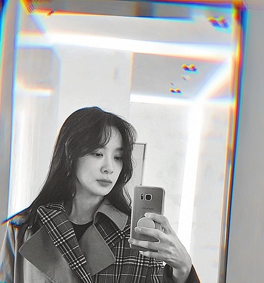 Lee Chung-ahs beautiful beauty was captured.Actor Lee Cheong-a posted a picture on his instagram on January 22nd.The photo shows Lee Chung-ah taking a self-portrait using a mirror. The extraordinary atmosphere and beautiful beauty catch the eye.kim myeong-mi