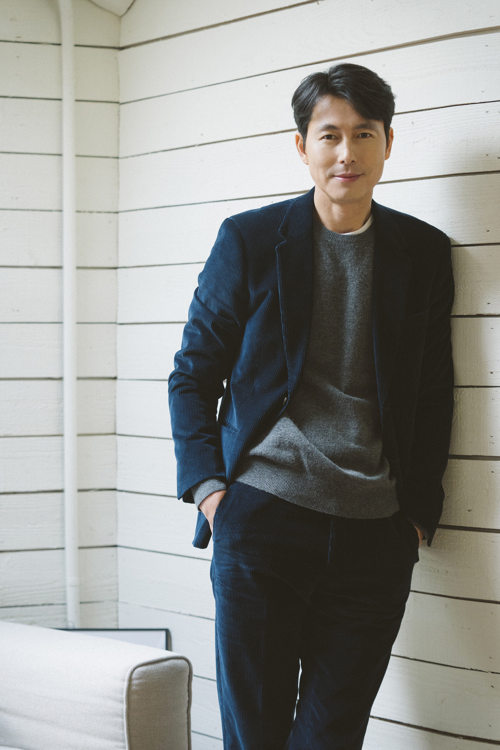 You shouldnt be weighed down by the weight of responsibility.Actor Jung Woo-sung, who appeared in the movie Witness, once again revealed his Xiao Xin at an interview held at a cafe in Samcheong-dong on the morning of January 22.Jung Woo-sung, who said that he does not have to reveal his Xiao Xin at present, asked, What if I have to give up as an actor to protect my professional ethics like Sun Ho in the play? Soon Ho seems to be a story with discrimination between occupation, actor, and publicness.  It seems to be true that you have to take responsibility.But I need consciousness, he said.Jung Woo-sung said that big decisions can not change everything. Jung Woo-sung said, I do not think all of them need to be big.There are many commercial movie scenarios.So, I do not think this is all I have to do, but this is a movie I have done before, so I think it is in the category of Choices to know whether to put a scenario for a junior actor.And even small-budget or non-commercial films, the Choices, which can distribute my experience when new filmmakers who have no more experience than I do, plan and prepare those things, seem to affect the overall atmosphere.It does not seem like only a big decision changes everything. For example, Bit brought me a lot, but it was a movie that consciously recognized the social wave of the movie and the influence that an actor can have.So I wanted to not promote the movie.At that time, there were a lot of gang movies, and there were many such things as the beautification of violence. I did not want to do it myself, but I do not think that my own decisions, the standards for small decisions, become Xiao Xin, and when they accumulate, I think that they will exist as a small area in the overall atmosphere within me and the group he belongs to. Jung Woo-sung also spoke his mind about some public gazes that overestimated his responsibility as an actor.Jung Woo-sung said: You shouldnt be weighed by the weight of responsibility, it seems you need to look at everything at a reasonable distance.I think that when I take care of these things objectively and at a distance from my consciousness when I am a filmmaker who has been in charge of my responsibility for more than 25 years now, I think that there will be a power to objectively drag me without being overwhelmed by its responsibility and weight. bak-beauty