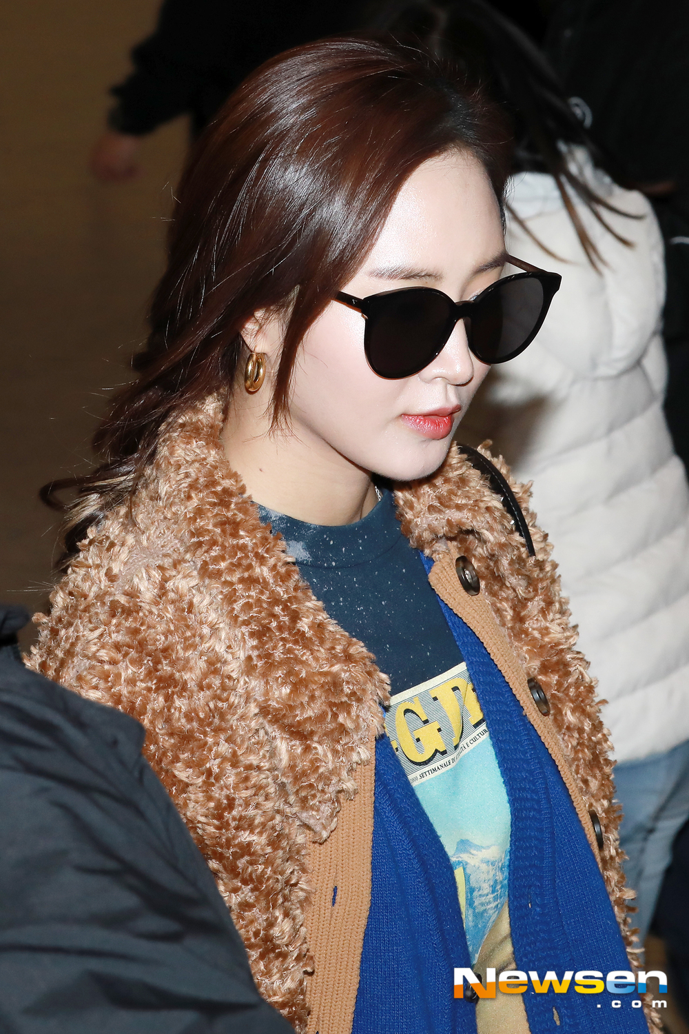 Girls Generation (SNSD) members Hyo-yeon and Kwon Yuri arrived at the Incheon International Airport in Unseo-dong, Jung-gu, Incheon on the afternoon of January 22 after performing 2019 SMTOWN LIVE - SPECIAL STAGE in SANTIAGO.Girls Generation (SNSD) member Kwon Yuri is entering the country.exponential earthquake