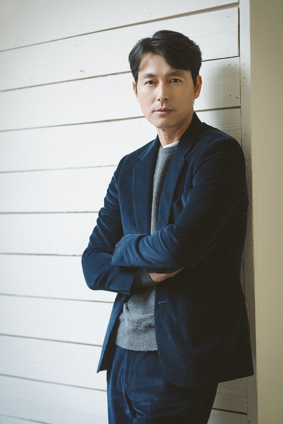 Actor Jung Woo-sung, 47, confessed that he did not give up on marriage.Jung Woo-sung hosted the movie Innocent Witness (director Lee Han) Round Interview at a cafe in Samcheong-dong, Jongno-gu, Seoul on the morning of the 22nd.Innocent Witness depicts a story unfolding as a lawyer Sun-ho (Jung Woo-sung), who has to prove the innocence of a possible murder suspect, meets the only witness at the scene of the incident, autistic girl Ji-woo (Kim Hyang-gi).Jung Woo-sung is 46 years old in the play, but has not yet gone to a long house. He has given up his marriage to pay the guarantee of his father, Gil-jae (Park Gun-hyung).On this day, Jung Woo-sung said, Every year I get asked Do not go to the house? And Who is there? I am answering the question with a lot of questions.I just spit out, like the ambassador in the drama, How (marriage) is at will, he added.He said, Do you think Sunho gave up? And then he said, Soonho has hope. It is the same in reality.Meanwhile, Innocent Witness will be released on February 13th.