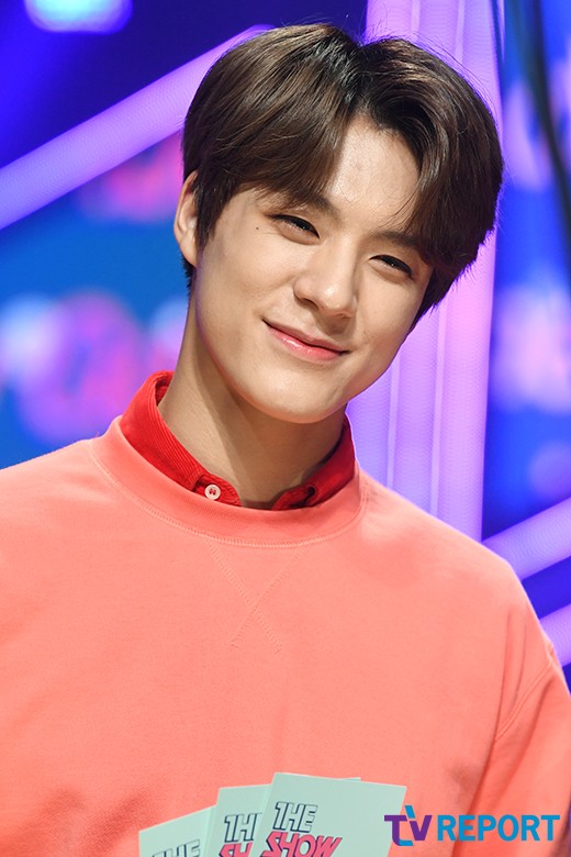 Jeno of the group NCT is conducting a live broadcast of SBS MTV The Show held at SBS prism tower in Sangam-dong, Mapo-gu, Seoul on the afternoon of the 22nd.The Show, hosted by Jeno of NCT and Jang Ye-eun of Ciel, featured Mustby, Gracie, ATIZ, Oneus, Berryberry, Faberit, Voiceper, Lucas, Nature, Knacken, Astro, La Boom, Enflying, Girlfriend, and Lee Min-hyuk of Bituby.
