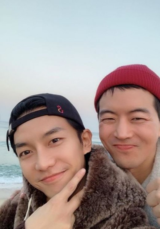 Actors Lee Sang-yoon and Lee Seung-gi boasted a warm brotherhood.Lee Sang-yoon posted several photos on his 22nd instagram with the article All The Butlers. Good Brotherhood.The photo shows Lee Sang-yoon and Lee Seung-gi, who left a certified shot in search of the sea. The two are laughing with a playful look.Especially, the words brotherhood reveal affection for each other. The affection of the two people is warm.Lee Sang-yoon, Lee Seung-gi is appearing on SBS All The Butlers.