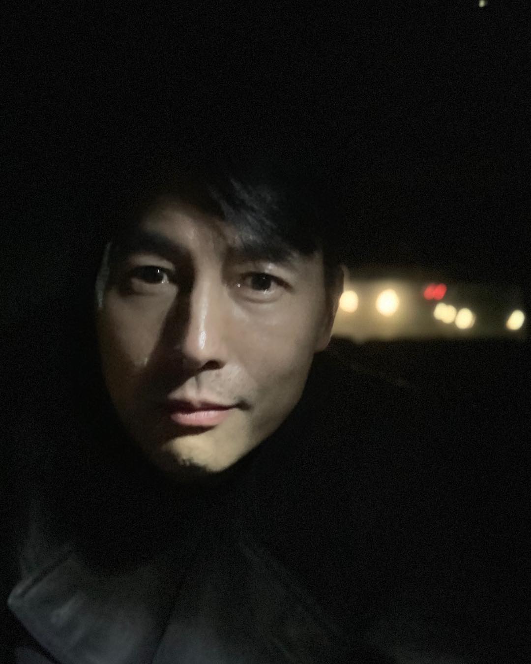 Actor Jung Woo-sung boasted an extraordinary visual.On the 22nd, Jung Woo-sung released a picture through his instagram.In the open photo, Jung Woo-sung takes a self-portrait in a dark car. His warm appearance as well as his unique charisma shoots his woman.Jung Woo-sung played the main character, Sun Ho, in the movie Witness released on February 13th.Photo = Jung Woo-sung Instagram