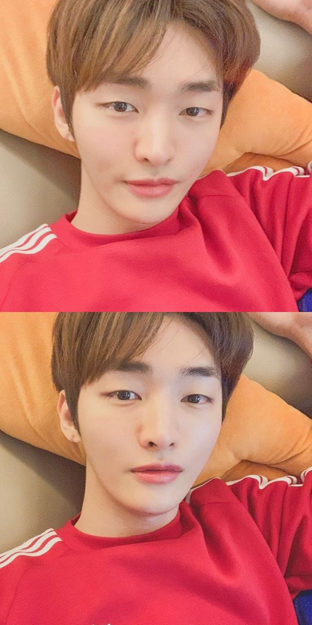 Yoon Ji-sung, a former group Wanna One, unveiled a self-contained gift for fans.On the 21st, Yoon Ji-sung posted a picture on his instagram with an emoticon that means the best.In the photo, he is lying in a red Adidas man-to-man and looks like a sofa; he also showed off his handsome features in a close-up selfie.In spite of being expressionless, he also showed cuteness and enthusiastic fans.On the other hand, Yoon Ji-sung is preparing a solo album and opened an official fan cafe on the 21st.Photo = Yoon Ji-sung Instagram