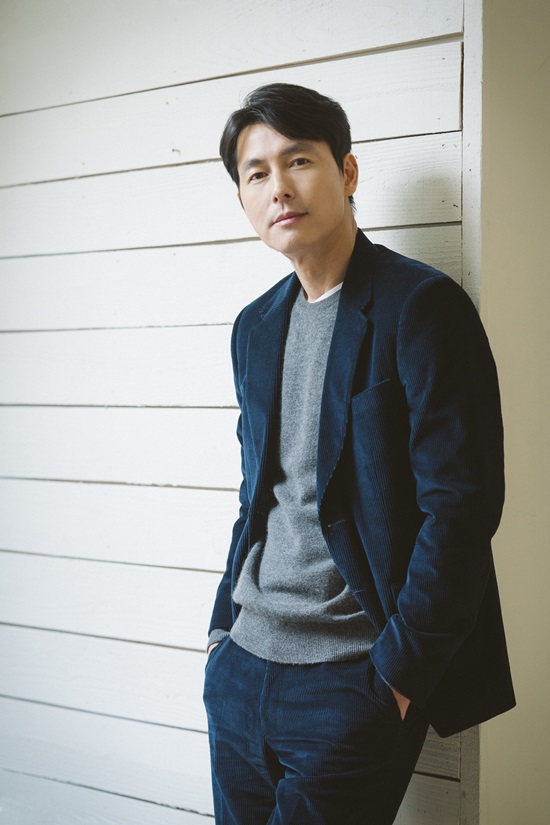 Actor Jung Woo-sung revealed his thoughts on marriage.Jung Woo-sung told various stories with the movie at the Innocent Witness (director Lee Han) Interview held at a cafe in Sogye-dong, Jongno-gu, Seoul on the morning of the 22nd.Sunho, played by Jung Woo-sung in Innocent Witness, appears at 46 years old, similar to the age of Jung Woo-sung.Sunhos father (Park Geun-hyung) constantly look at the line toward Sunho and delivers a small smile with a picture of the woman around him.Jung Woo-sung mentioned this scene and said, Every year, I keep asking whether I do not go to the funeral home. The words are different, and the contents are the same.Then I answer with a lot of hearts, and I throw a word. I say that Sunho gave up marriage in the drama, but did you give up like Sunho? He said, Do you think Sunho gave up? After a numbing, Something is a hope that lives with it.I am the same, he smiled again.Innocent Witness is a film about a lawyer Sun-ho (Jung Woo-sung), who has to prove the innocence of a possible murder suspect, unfolding as he meets the only witness at the scene of the incident, autistic girl Ji-woo (Kim Hyang-gi), and is scheduled to open on February 13.Photo = Lotte Entertainment