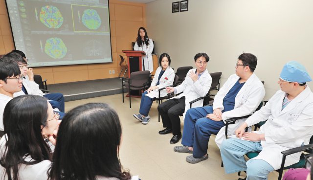 고대구로병원 뇌신경센터팀이 뇌혈관 질환자의 치료 방법을 논의하고 있다. 오른쪽부터 서상일 영상의학과 교수, 윤원기 신경외과 교수, 김치경 신경과 교수. 고대구로병원 제공