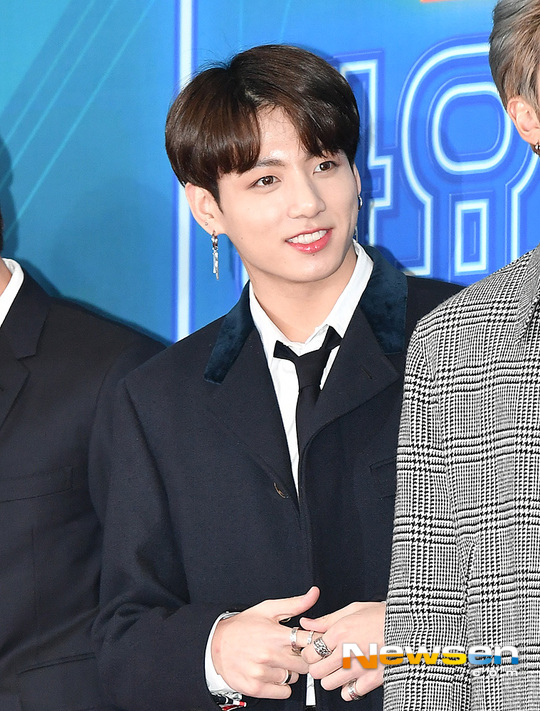 Group BTS member Jungkook released the cover sound source of singer IUs This Ending.Jungkook presented This Ending cover soundtrack on January 23 through BTS official sound SoundCloud.Later, he posted a SoundCloud link on BTS official Twitter Inc. with an article entitled This Ending #JK.The sound recording was recorded in 4 minutes and 7 seconds. Jungkook was the vocalist, and Big Hit Entertainment producer Piddock was the mixing and mastering.Jungkook has captured his ears by digesting this ending with his unique sweet vocals.Previously, Jungkook released a video of 1 minute and 47 seconds on the official Twitter Inc. of BTS on December 20 last year, and announced the release of the cover sound source of This Ending.At that time, Jungkook grabbed a microphone in a place that seemed to be a workshop and calmly called this ending.This Ending is a regular fourth album released by IU in April 2017; it was written by singer Sam Kim, and written by IU.That left Jungkook successfully finishing off his first cover in 2019.Jungkook has been featured in BTS albums for the past six years, as well as Gianti Yanghwa Bridge cover song Working, Justin Biebers Nothing Like Us, Purpose, 2U, Charlie Fooss We Dont Talk Anymore, Roy Kims He showed various genres of song cover songs such as You can break up then and received favorable reviews as vocals optimized for both pop and song.hwang hye-jin