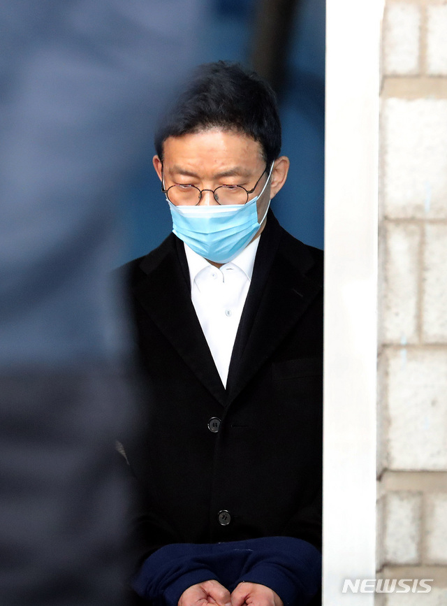 【서울=뉴시스】박미소 수습기자 = 안태근 전 검사장이 23일 오후 서울 서초구 서울중앙지법에서 열린 1심 선고 공판에서 징역 2년을 선고 받고 구치소 행 호송차로 향하고 있다. 2019.01.23.  photo@newsis.com
