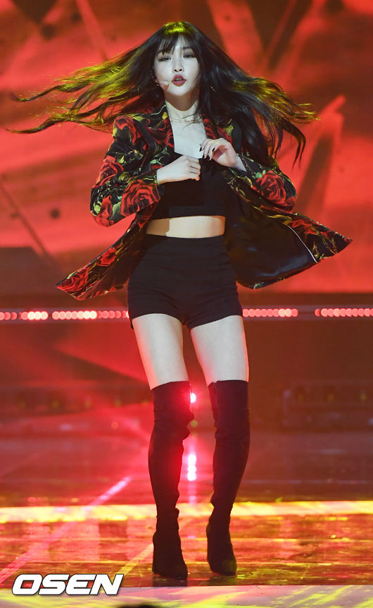 On the afternoon of the 23rd, Chungha, a live broadcast of MBC Music Show Champion held at MBC Dream Center in Ilsan-dong, Goyang-si, Gyeonggi-do, is showing a special stage that reproduces Lee Hyo-ris black stage.