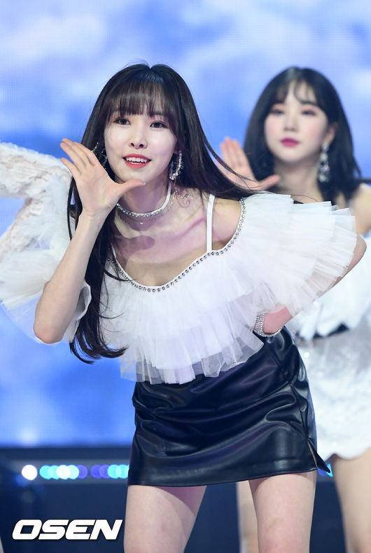 Yuju of GFriend, a live broadcast of MBC Music Show Champion held at MBC Dream Center in Ilsan-dong, Goyang-si, Gyeonggi-do, is showing a spectacular stage on the afternoon of the 23rd.