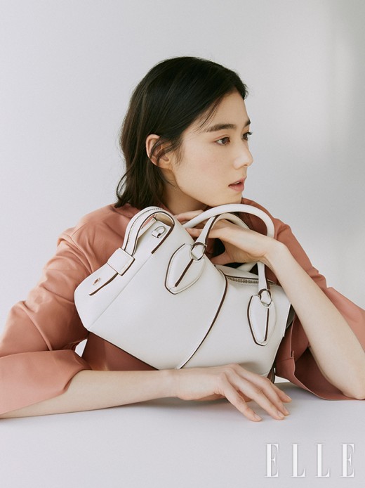 Actor Jung Eun-chaes elegant charm was unfolded in front of the camera.Jung Eun-chae recently conducted a photo shoot with the February issue of the magazine Elle.In the photo released on the 23rd, Jung Eun-chae poses in a 2019 S/S season look of a brand he is working as an ambassador, captivating his attention with an aura as good as a model.At the time of shooting, Jung Eun-chae was overwhelmed by the atmosphere of the filming site, but outside the camera lens, he showed off his charm by showing off his hairy aspect such as playing with the staff without hesitation.Meanwhile, Jung Eun-chae met with viewers last year through OCN The Guest.