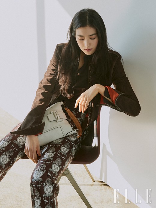 Actor Jung Eun-chaes elegant charm was unfolded in front of the camera.Jung Eun-chae recently conducted a photo shoot with the February issue of the magazine Elle.In the photo released on the 23rd, Jung Eun-chae poses in a 2019 S/S season look of a brand he is working as an ambassador, captivating his attention with an aura as good as a model.At the time of shooting, Jung Eun-chae was overwhelmed by the atmosphere of the filming site, but outside the camera lens, he showed off his charm by showing off his hairy aspect such as playing with the staff without hesitation.Meanwhile, Jung Eun-chae met with viewers last year through OCN The Guest.