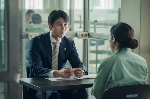 Sun-ho is a lawyer who was called a fighter of Min-byun, but he decided to compromise with reality.There is no strong figure Jung Woo-sung has shown in recent works, including Asura (2016), The King (2016), and Steel Rain (2017).Jung Woo-sung, who met at a cafe in Samcheong-dong, Jongno-gu, Seoul on the afternoon of the 23rd, said, Fortunately, this movie has come more intensely because of the various amplitudes of emotion.The characters I was playing before were trying to look strong, so it was hard not to be caught in the game all the time.He was not in a dramatic or desperate situation. There is also a sense of calm as a lawyer. Sunho, who has to prove the innocence of a murder suspect in the movie, falls into a dilemma as she meets Ji-woo (Kim Hyang Gi), the only witness to the case and a girl with autism spectrum disorder.Jung Woo-sung explained, Because of the situation of Soonho, the movie seems to have been born as a human drama.Soonho was a man who was not pure but willing to keep innocence, and he got the opportunity to regain the initials he wanted to keep by meeting the object of innocence called Ji-woo.If a person with a firm will had justice, it would have been a court drama. In the movie, the word good person is mentioned several times. He constantly asks the audience whether he is a good person.Its a question that anyone would ask, but it means a lot and a lot, and if a pure person asks that, they can ask themselves again and look back.I hope that the audience will be able to look back on their own and to help them with their own people. Kim Hyang Gi also said that he slowly became close to the play like Sunho and Ji-woo.He said: Mr Body Chemistry has not much to say.I looked at Body Chemistry and showed me and communicated in a way that I had time to spare. I was in a warm haven when I met Body Chemistry while I was going to survive with male actors.Although the opponent was a girl with autism disorder, Jung Woo-sung said, I did not study autism disorder separately.I thought I would have a preconceived idea before I met Ji-woo, played by Kim Hyang Gi actor. He then expanded the story to a general level of social prejudice.Im an actor who can be a subject of prejudice. The actor has a fixed image and there is a demand for that image.Im going to grow up to be a character, and Im joking about my appearance to break that image.When I was a child, I knew that treating someone with prejudice hurts each other. Jung Woo-sung, who was a representative youth star in the 1990s, became a representative actor in Korea. Recently, he has been voiced in social issues such as refugees.I had to see society earlier because it came out of the system quickly, he said. It seems that the world and social problems that low-income children see are more intense.The values have become firm in the process of growth, he said.Just as the public feels differently about Jung Woo-sung in their 20s and 40s, he also looked back at himself.When I was in my twenties, I was very happy to do a lot of things through movies.30 The Cost, and thats all the more debilitating, the way you treat movies. I think I was stupid. 40 The Cost.I was flashing the idea: Jung Woo-sung also tops movie director; his evolution is now a progression.Ive been doing Top Model to prove and complete myself so far, and I dont think what I have to do at this age is special.However, I had a belief in how to look at the movie, and I was more worried about the meaning of the movie in the world other than the movie. I try to break the prejudices I encounter as an actor.