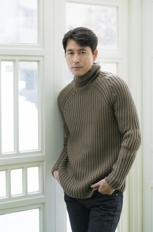 Sun-ho is a lawyer who was called a fighter of Min-byun, but he decided to compromise with reality.There is no strong figure Jung Woo-sung has shown in recent works, including Asura (2016), The King (2016), and Steel Rain (2017).Jung Woo-sung, who met at a cafe in Samcheong-dong, Jongno-gu, Seoul on the afternoon of the 23rd, said, Fortunately, this movie has come more intensely because of the various amplitudes of emotion.The characters I was playing before were trying to look strong, so it was hard not to be caught in the game all the time.He was not in a dramatic or desperate situation. There is also a sense of calm as a lawyer. Sunho, who has to prove the innocence of a murder suspect in the movie, falls into a dilemma as she meets Ji-woo (Kim Hyang Gi), the only witness to the case and a girl with autism spectrum disorder.Jung Woo-sung explained, Because of the situation of Soonho, the movie seems to have been born as a human drama.Soonho was a man who was not pure but willing to keep innocence, and he got the opportunity to regain the initials he wanted to keep by meeting the object of innocence called Ji-woo.If a person with a firm will had justice, it would have been a court drama. In the movie, the word good person is mentioned several times. He constantly asks the audience whether he is a good person.Its a question that anyone would ask, but it means a lot and a lot, and if a pure person asks that, they can ask themselves again and look back.I hope that the audience will be able to look back on their own and to help them with their own people. Kim Hyang Gi also said that he slowly became close to the play like Sunho and Ji-woo.He said: Mr Body Chemistry has not much to say.I looked at Body Chemistry and showed me and communicated in a way that I had time to spare. I was in a warm haven when I met Body Chemistry while I was going to survive with male actors.Although the opponent was a girl with autism disorder, Jung Woo-sung said, I did not study autism disorder separately.I thought I would have a preconceived idea before I met Ji-woo, played by Kim Hyang Gi actor. He then expanded the story to a general level of social prejudice.Im an actor who can be a subject of prejudice. The actor has a fixed image and there is a demand for that image.Im going to grow up to be a character, and Im joking about my appearance to break that image.When I was a child, I knew that treating someone with prejudice hurts each other. Jung Woo-sung, who was a representative youth star in the 1990s, became a representative actor in Korea. Recently, he has been voiced in social issues such as refugees.I had to see society earlier because it came out of the system quickly, he said. It seems that the world and social problems that low-income children see are more intense.The values have become firm in the process of growth, he said.Just as the public feels differently about Jung Woo-sung in their 20s and 40s, he also looked back at himself.When I was in my twenties, I was very happy to do a lot of things through movies.30 The Cost, and thats all the more debilitating, the way you treat movies. I think I was stupid. 40 The Cost.I was flashing the idea: Jung Woo-sung also tops movie director; his evolution is now a progression.Ive been doing Top Model to prove and complete myself so far, and I dont think what I have to do at this age is special.However, I had a belief in how to look at the movie, and I was more worried about the meaning of the movie in the world other than the movie. I try to break the prejudices I encounter as an actor.