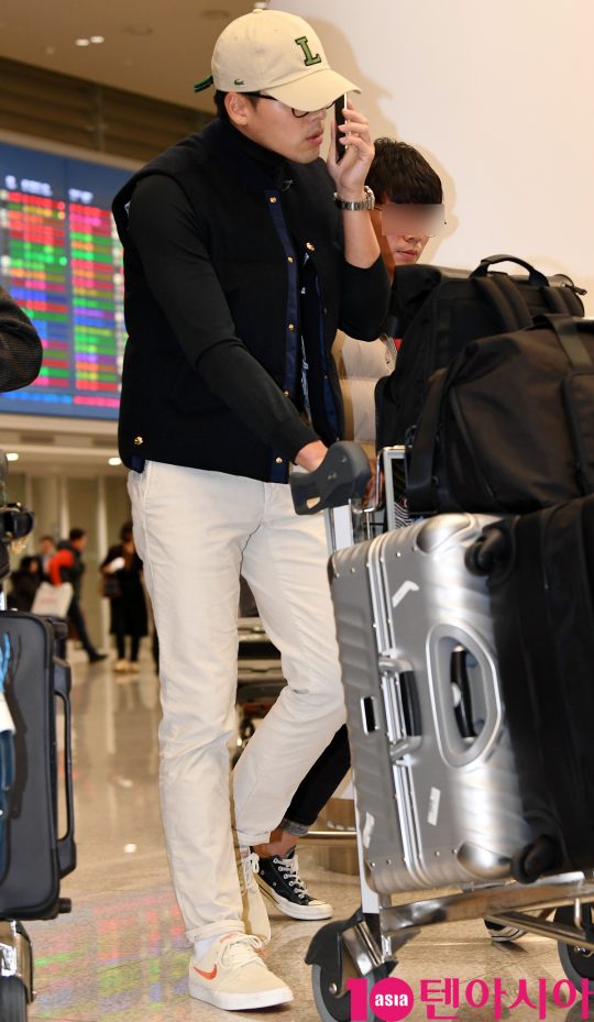 Actor Hyun Bin is showing off his airport fashion by arriving at Incheon International Airport after finishing his overseas schedule in the afternoon of the 24th.