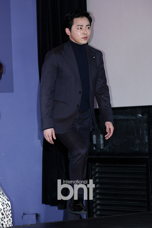 Actor Jo Jung-suk is entering the movie Run-and-Run media preview at Megabox Dongdaemun, Jung-gu, Seoul on the afternoon of the 24th.Run-and-run is scheduled to open on the 30th as a crime entertainment action film depicting the struggle of a hit-and-run team hit-and-run team chasing an uncontrollable speed-goer.news report